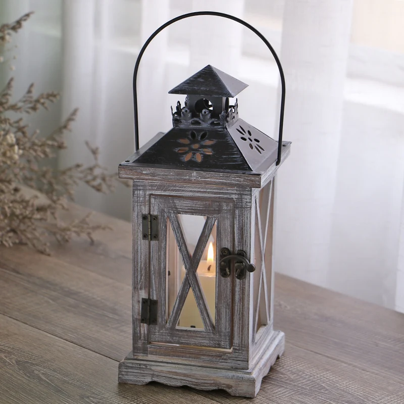 Abgeplatzte Holz-Glas-Kerzenlaterne mit perforiertem Metalloberteil und Vintage-Verschluss Karnz