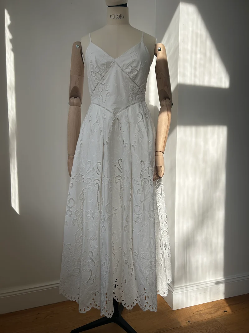 Weißes Spitzenkleid