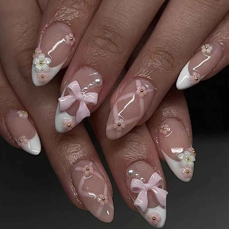 Kunstvolle Nagelkunst mit zarten Schleifen und Blütenakzenten Karnz