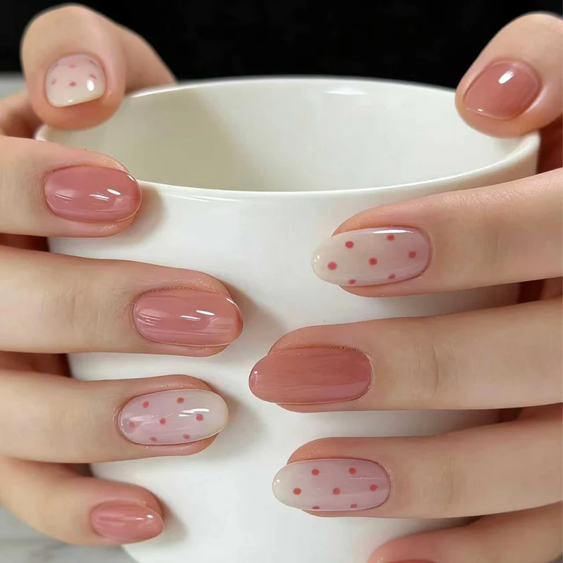 Kunstvolle Nagelkunst mit zarten Punkten und Farbverlauf Karnz