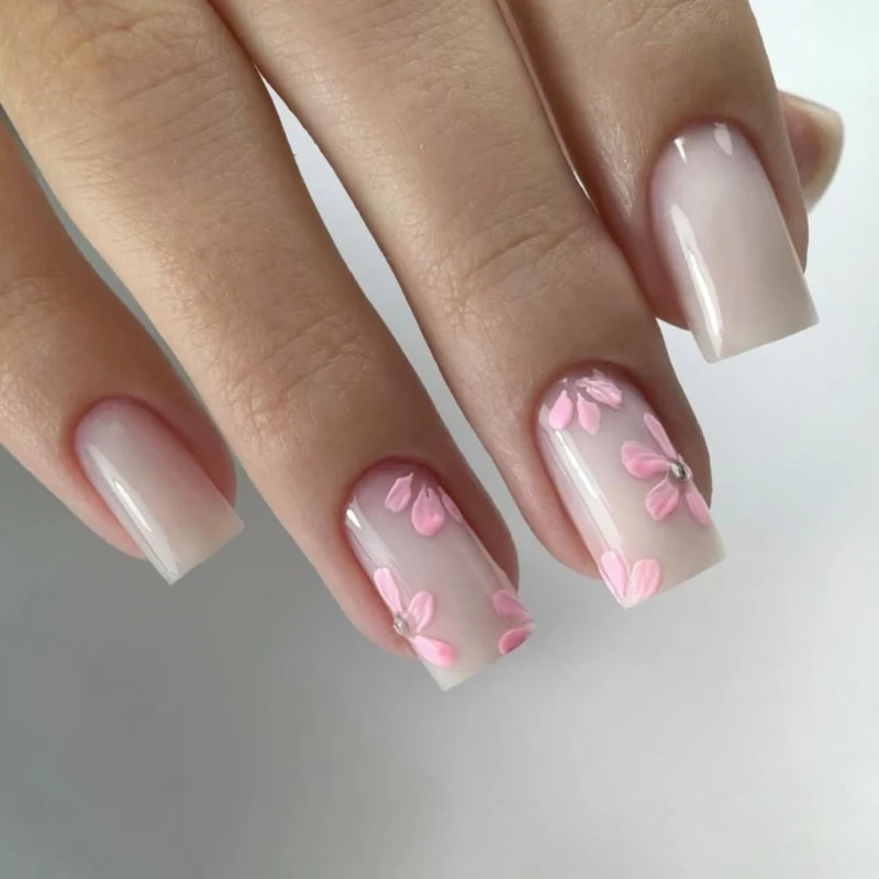 Kunstvolle Nagelkunst mit zarten Blütenmotiven Karnz