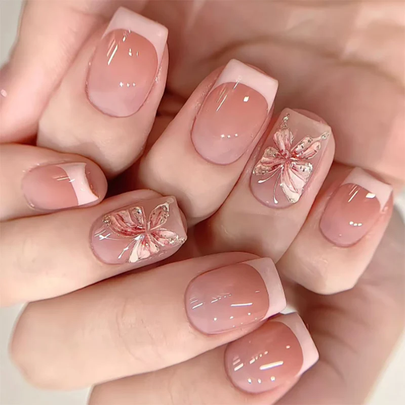 Stilvolle Nagelkunst mit floralen Akzenten Karnz
