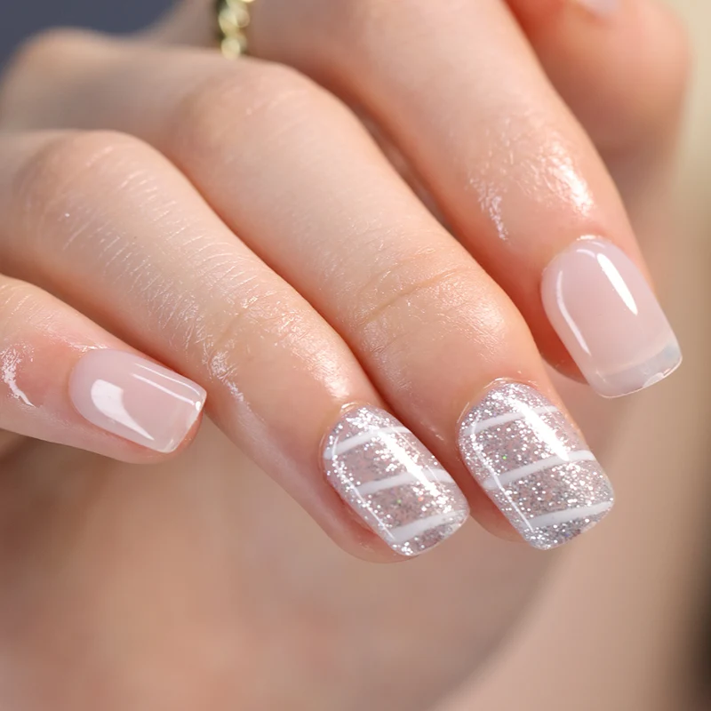 Kunstvolle und glitzernde Nageldesigns Karnz