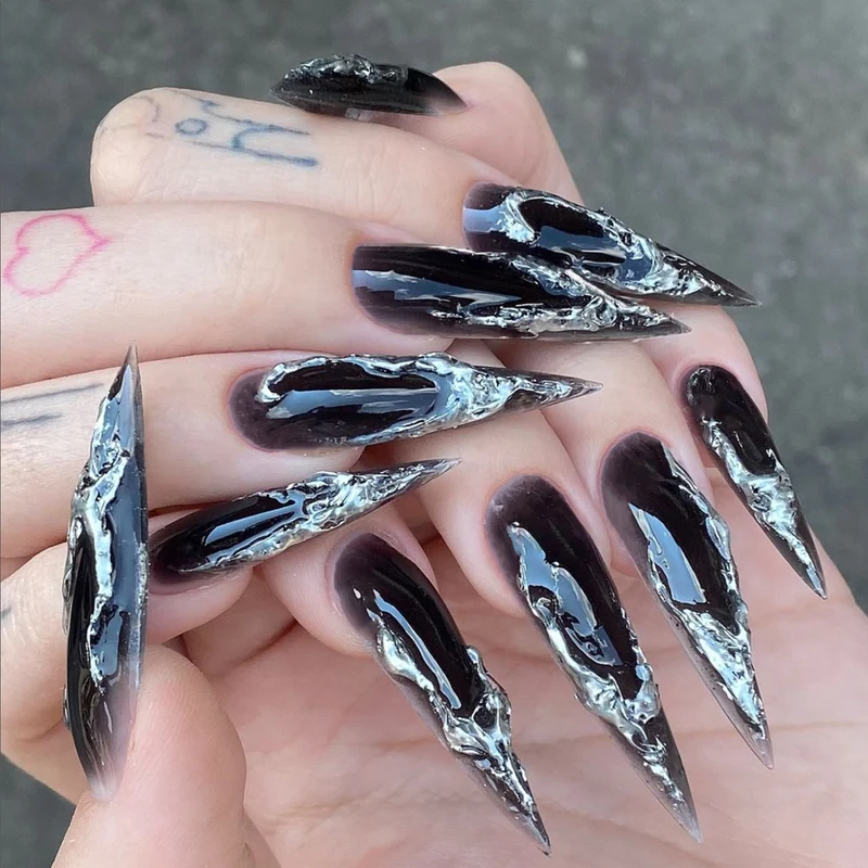 Kunstvolle Stiletto-Nägel mit modernem Metall-Effekt Karnz