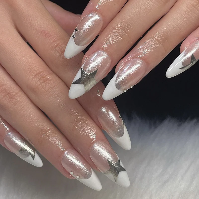 Kunstvolle Stiletto-Nägel mit Glitzer- und Sternenmotiven Karnz