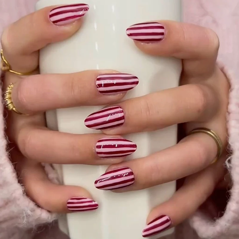 Kunstvolle Nailart mit gestreiftem Design Karnz