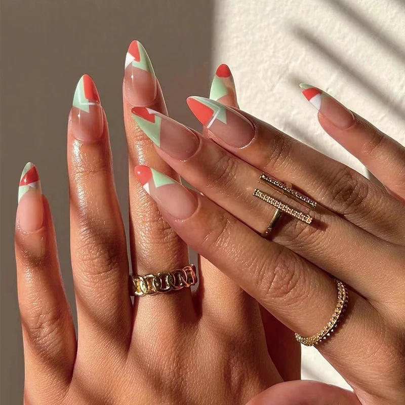 Kunstvolle Nailart im trendigen Design Karnz