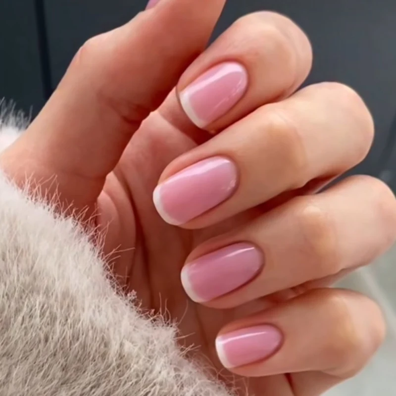 Kunstvolle Nagelverzierung mit französischen Spitzen Karnz