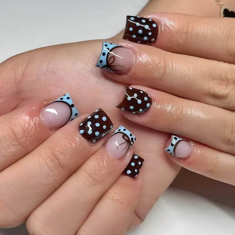 Kunstvolle Nagelverlängerungen mit verspielten Punkten und elegantem Design Karnz