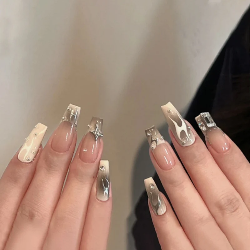 Kunstvolle Nagelverlängerungen mit trendigem Glanz- und Design Karnz