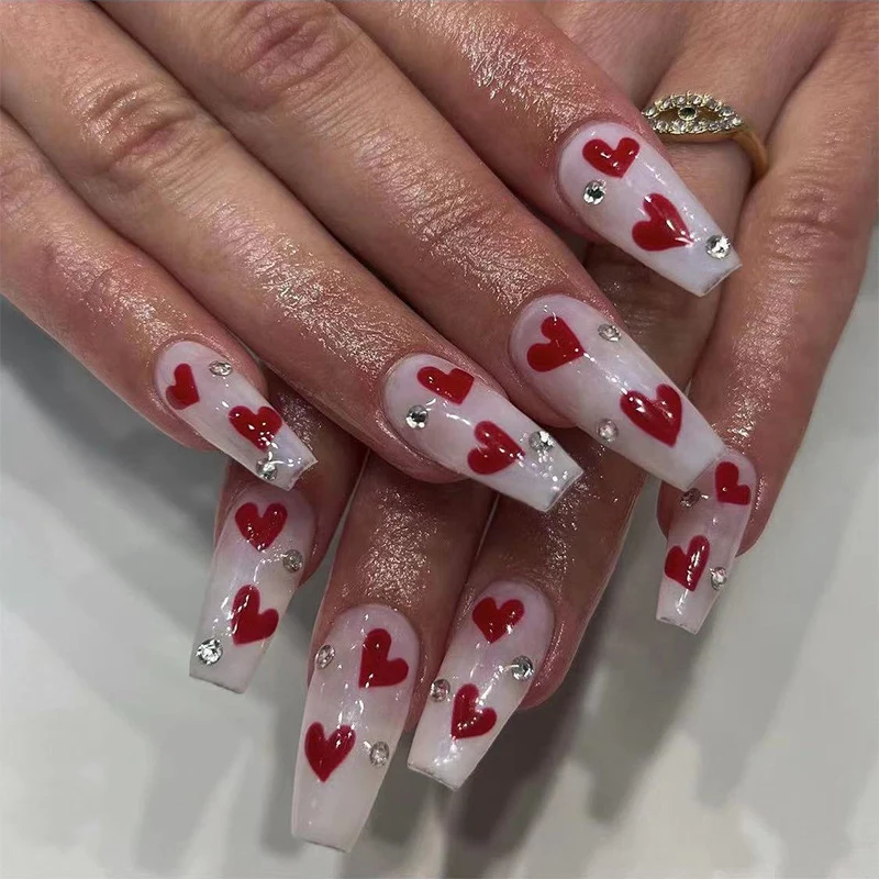 Kunstvolle Nagelverlängerungen mit romantischen Herzmotiven Karnz