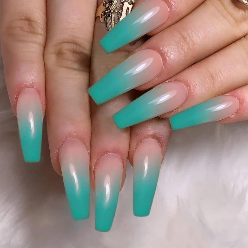 Kunstvolle Nagelverlängerungen mit Ombre-Effekt Karnz