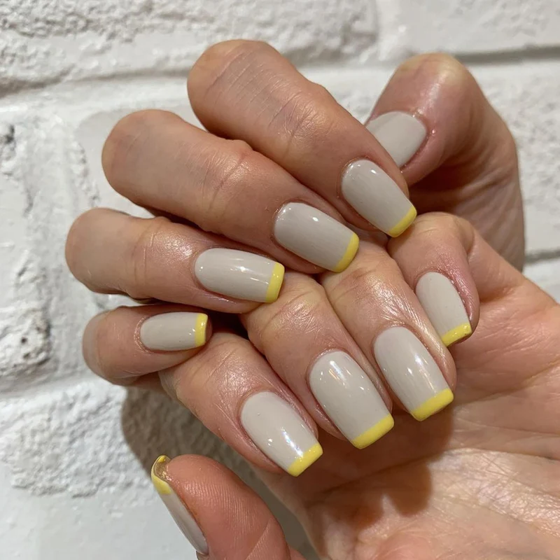 Kunstvolle Nagelverlängerungen mit modernem French-Tip Design Karnz