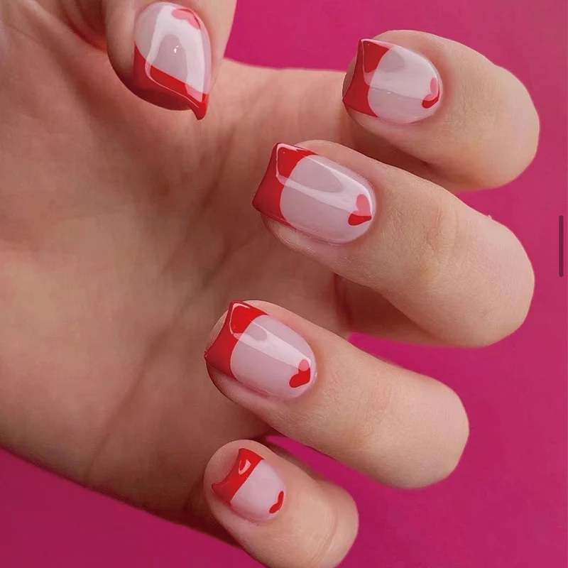 Kunstvolle Nagelverlängerungen mit Herz-Motiv Karnz