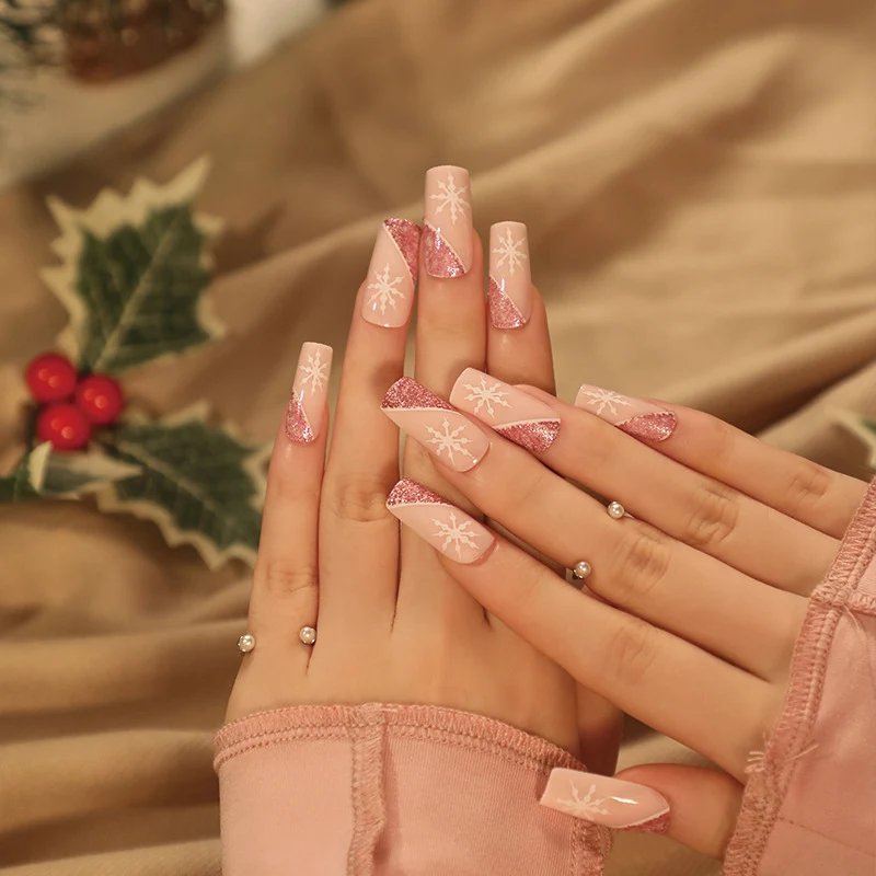 Kunstvolle Nagelverlängerungen mit festlichem Glitzer und Schneeflockendesign Karnz