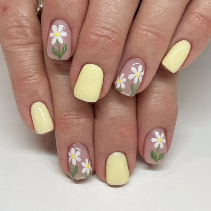 Kunstvolle Nagelverlängerungen mit eleganten Blumen-Design Karnz