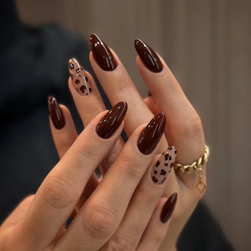Kunstvolle Nagelverlängerungen mit elegantem Tierdesign Karnz