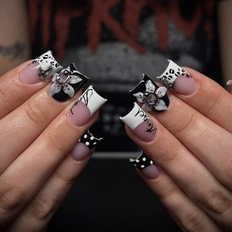 Kunstvolle Nagelverlängerungen mit elegantem Schwarz-Weiß Design Karnz