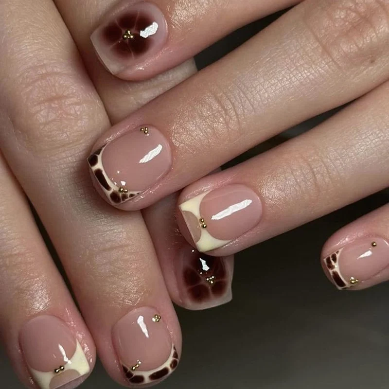 Kunstvolle Nagelverlängerungen mit elegantem Giraffenmuster und goldenen Akzenten Karnz