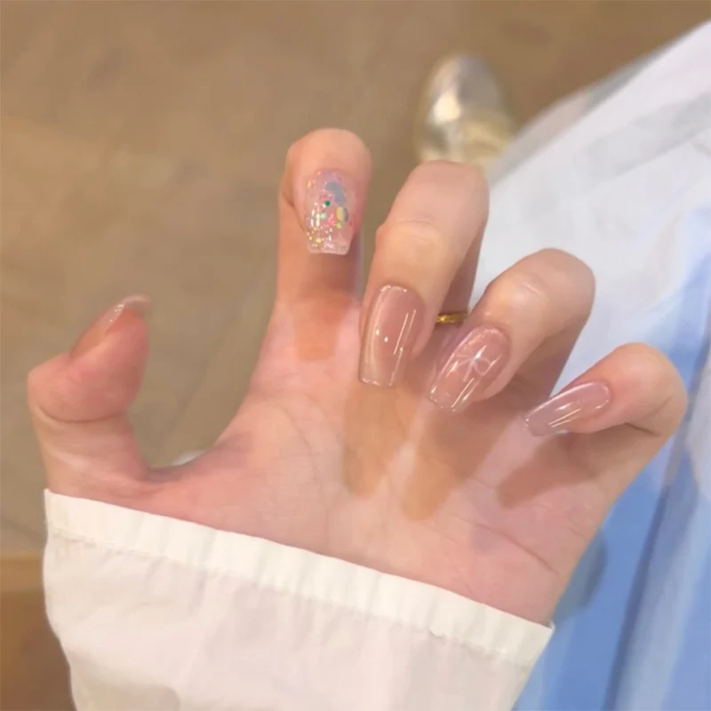 Kunstvolle Nagelverlängerungen mit bunten Akzenten Karnz