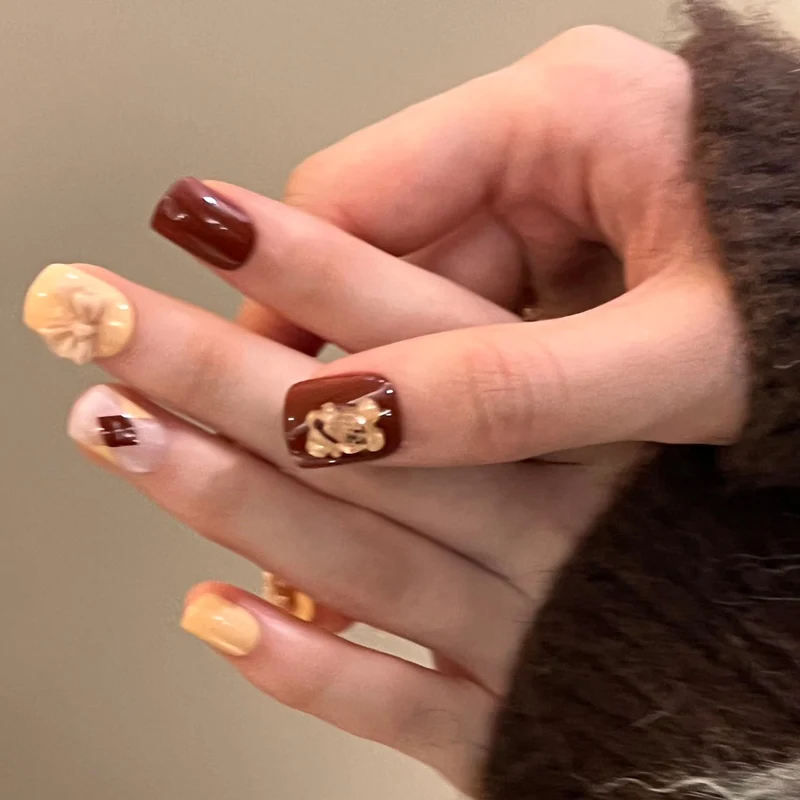 Kunstvolle Nagelverlängerungen im modernen Design mit Blütenakzenten Karnz
