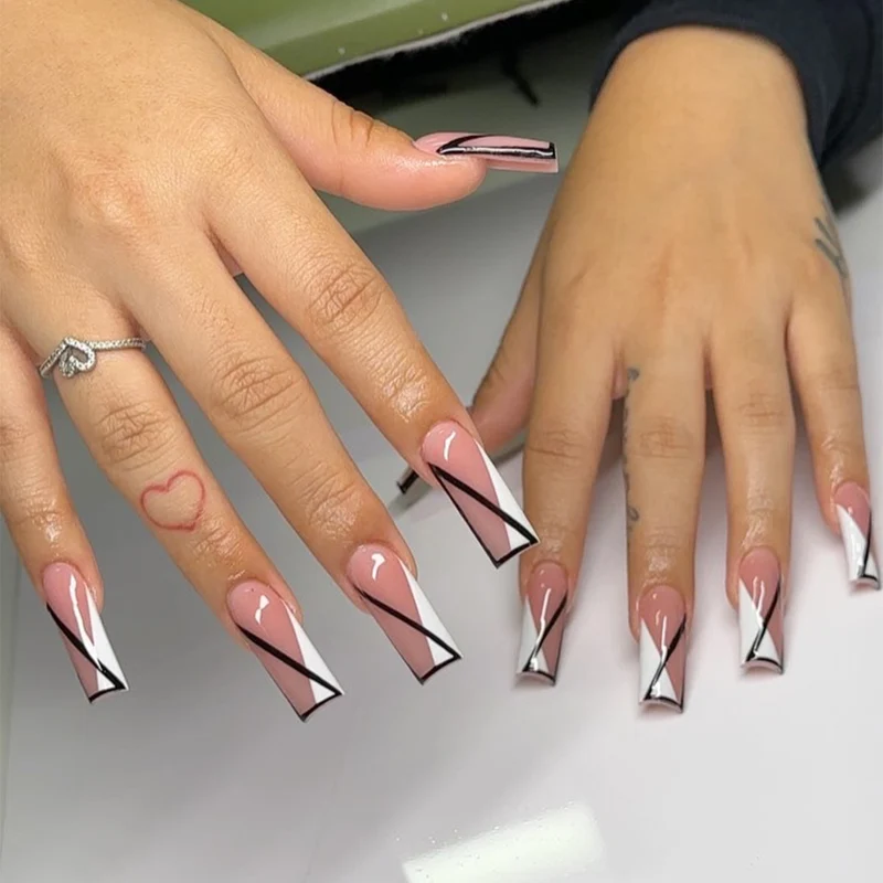 Kunstvolle Nagelverlängerungen im geometrischen Stil Karnz