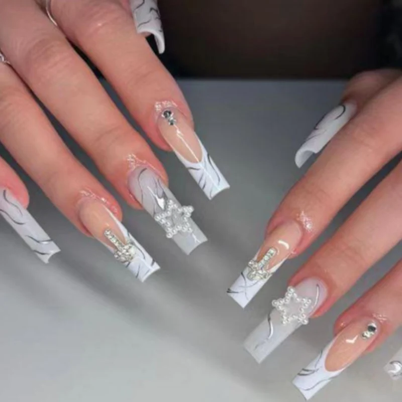 Stylische Lange Acryl-Nagelverlängerungen mit Edelsteinakzenten Karnz