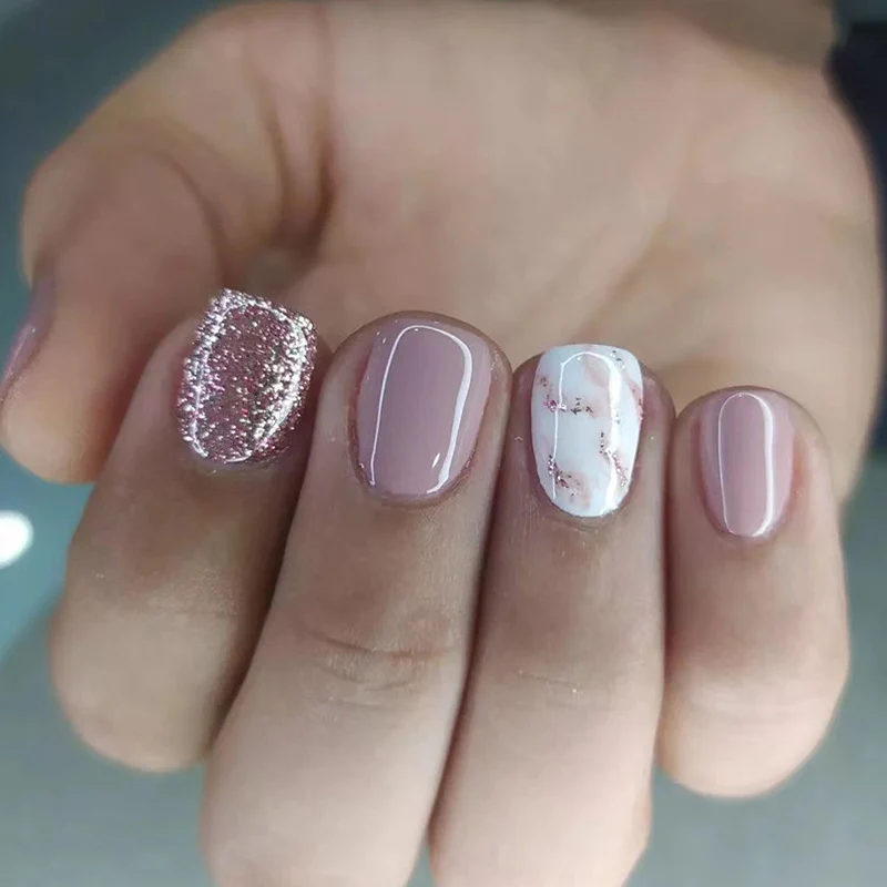 Luxuriöse Glitzer- und Marmor-Nagelkunst Karnz