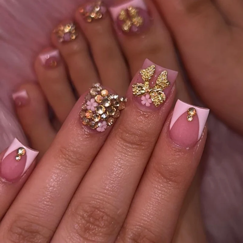 Glamouröse Strass- und Blumen-Nageldesign Karnz
