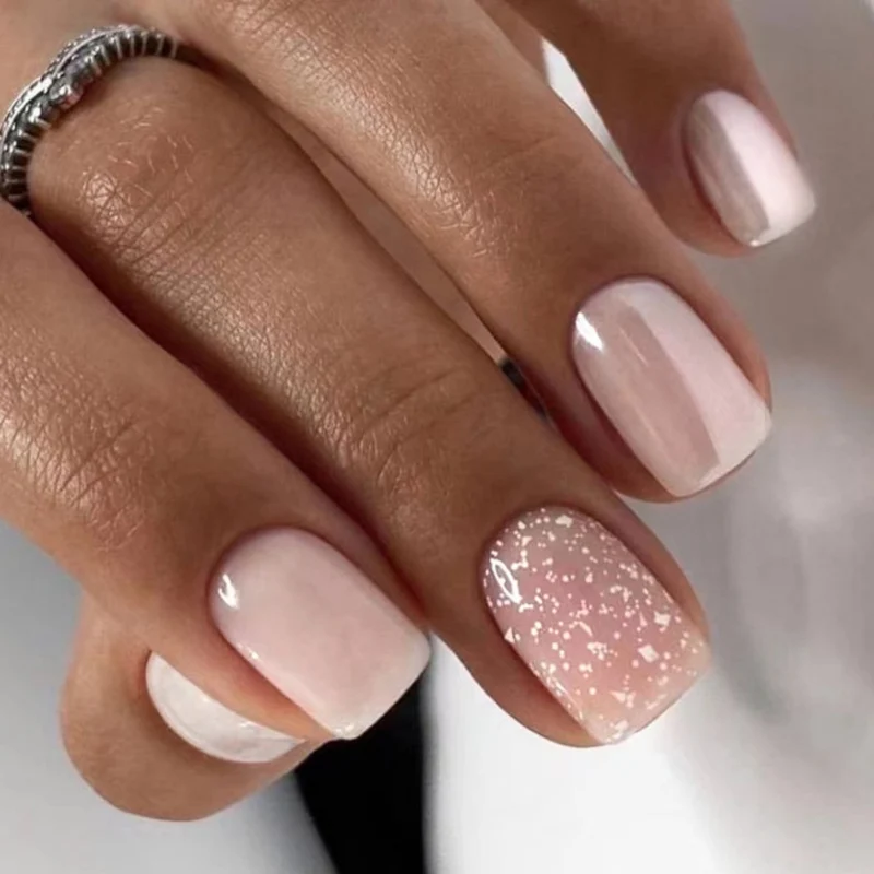 Eleganter Glänzender Press-On-Nagelset Karnz