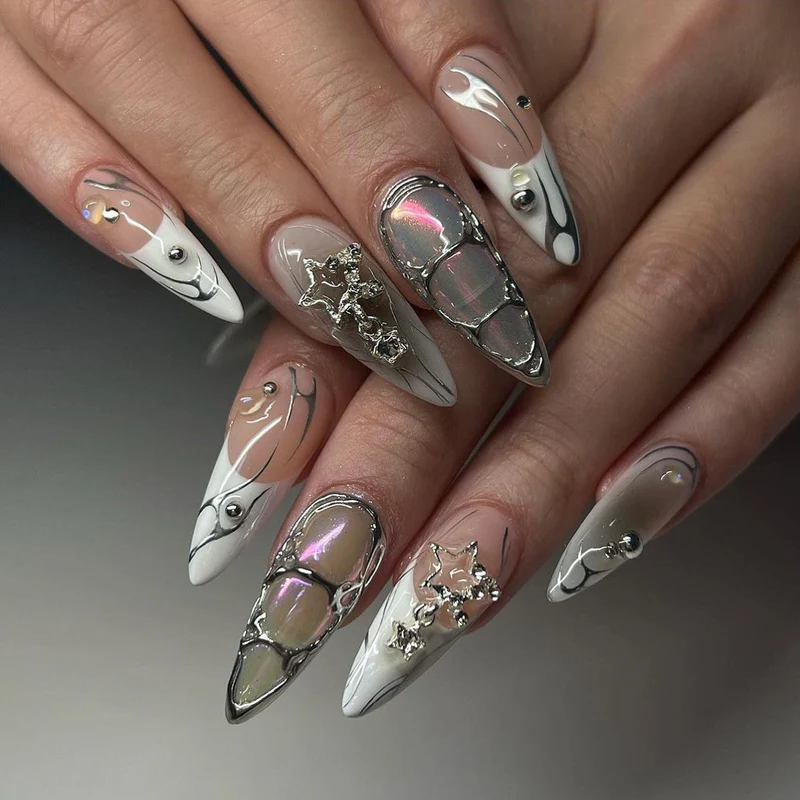 Künstlerische Stiletto-Nagelverlängerungen mit metallischen Akzenten Karnz