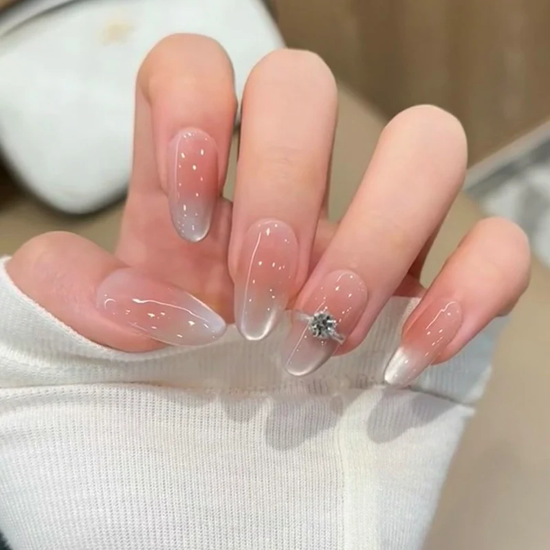 Elegantly gestaltete Ombre Press-On Nägel mit Strass-Akzenten Karnz