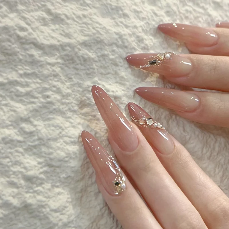 Elegante Stiletto-Nagelspitzen mit Edelsteinakzenten Karnz