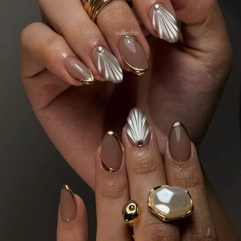 Elegantes Press-On-Nagelset mit metallischen Akzenten Karnz