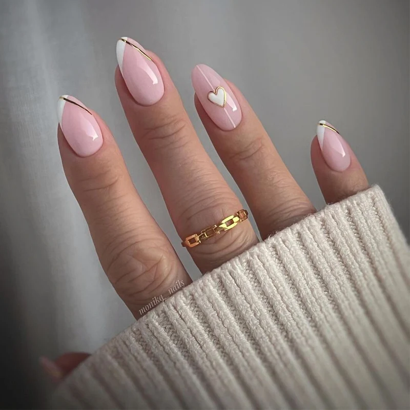 Elegantes Press-On Nagelset mit dekorativen Herzen und goldenen Akzenten Karnz