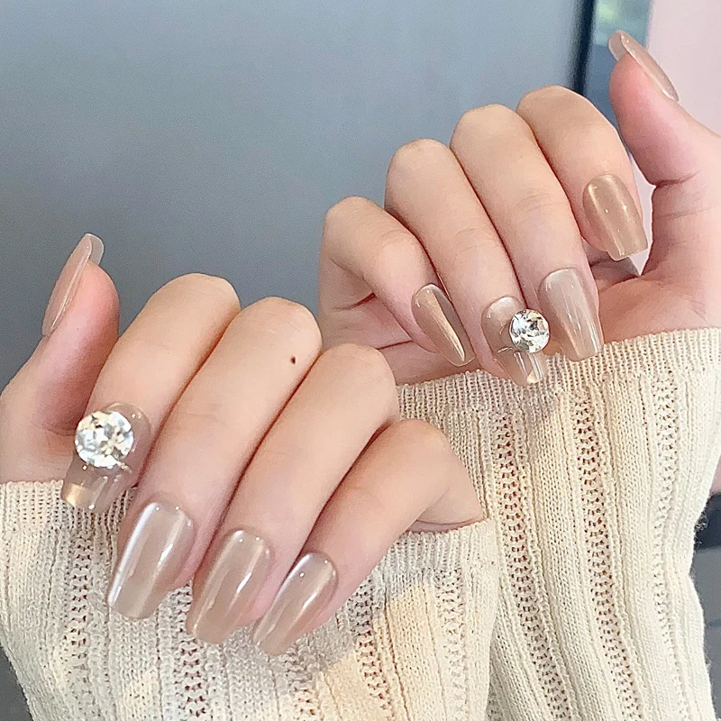 Elegante Press-On-Nagelverlängerungen mit Strassakzenten Karnz