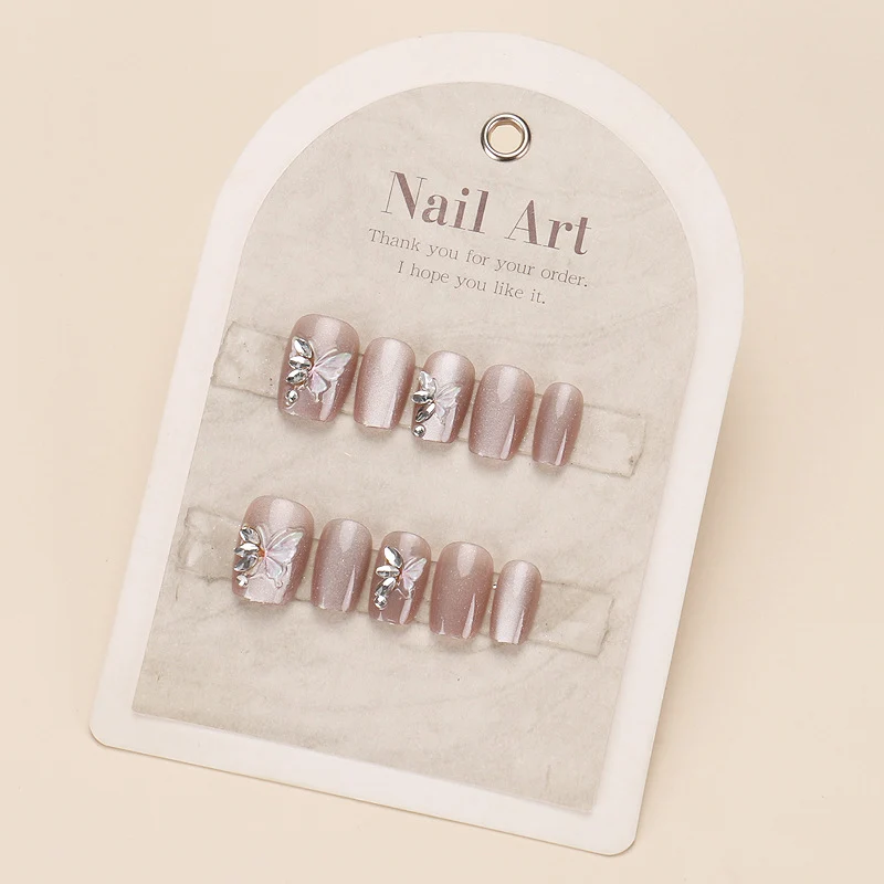Elegantes Nagelkunstset mit floralen Akzenten Karnz