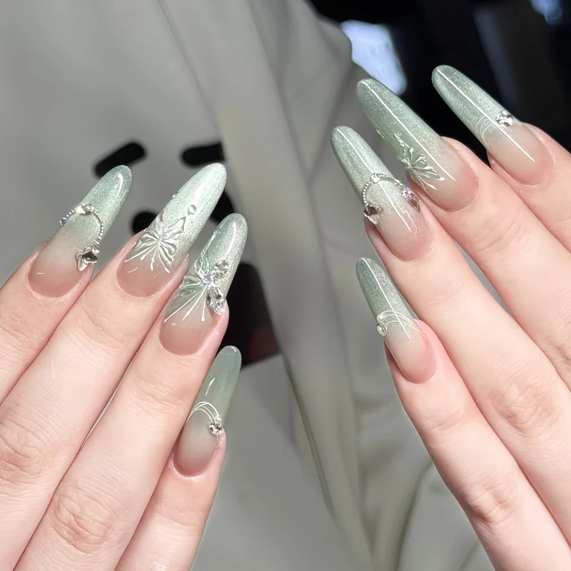 Elegante lange Stiletto Press-On Nägel mit floralem Schmuck Karnz