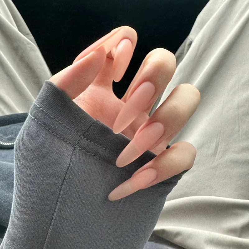 Elegante lange Stiletto-Nagelspitzen Karnz