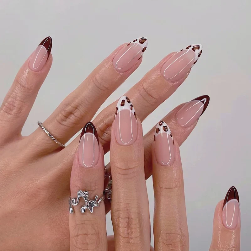 Stylisches Stiletto Press-On Nagelkunstset Karnz