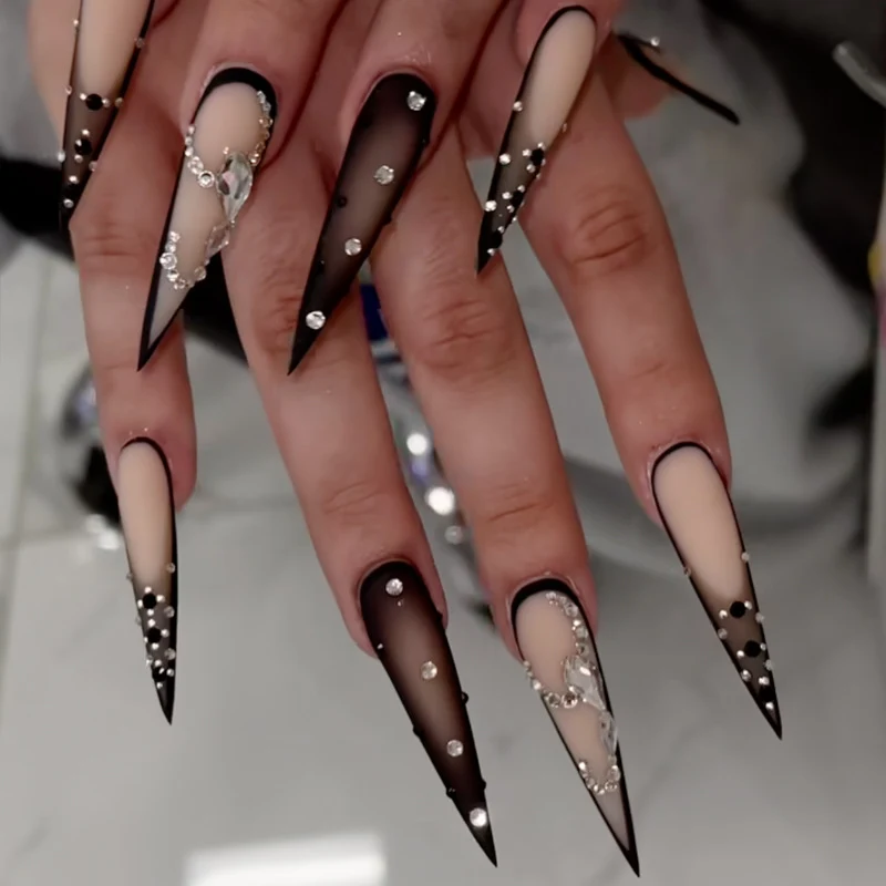 Stiletto Press-On Nagelkunstset mit eleganten Strassverzierungen Karnz