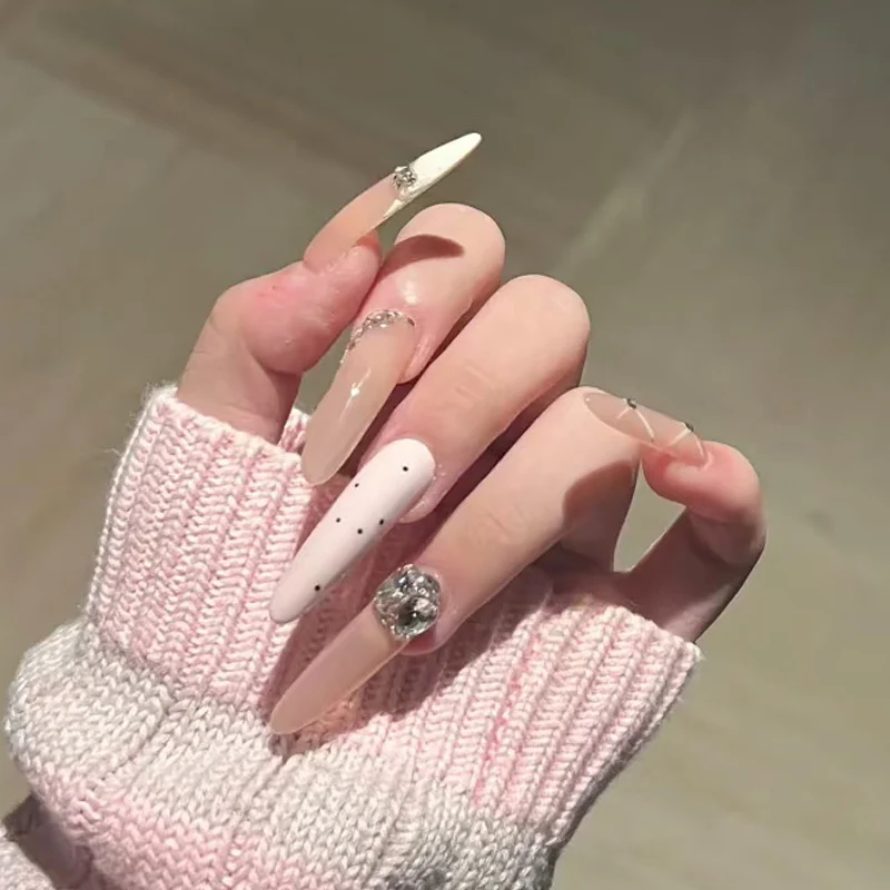 Premium Dekorative Stiletto Press-On Nägel mit Strassakzenten Karnz