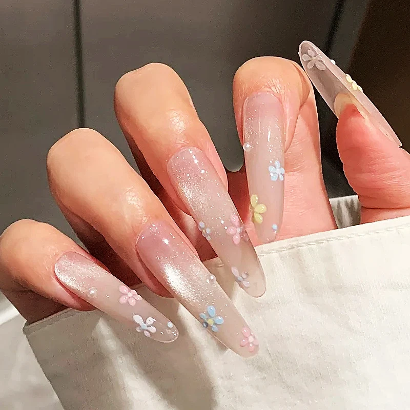 Lange Acryl Press-On Nägel mit floralen Verzierungen Karnz