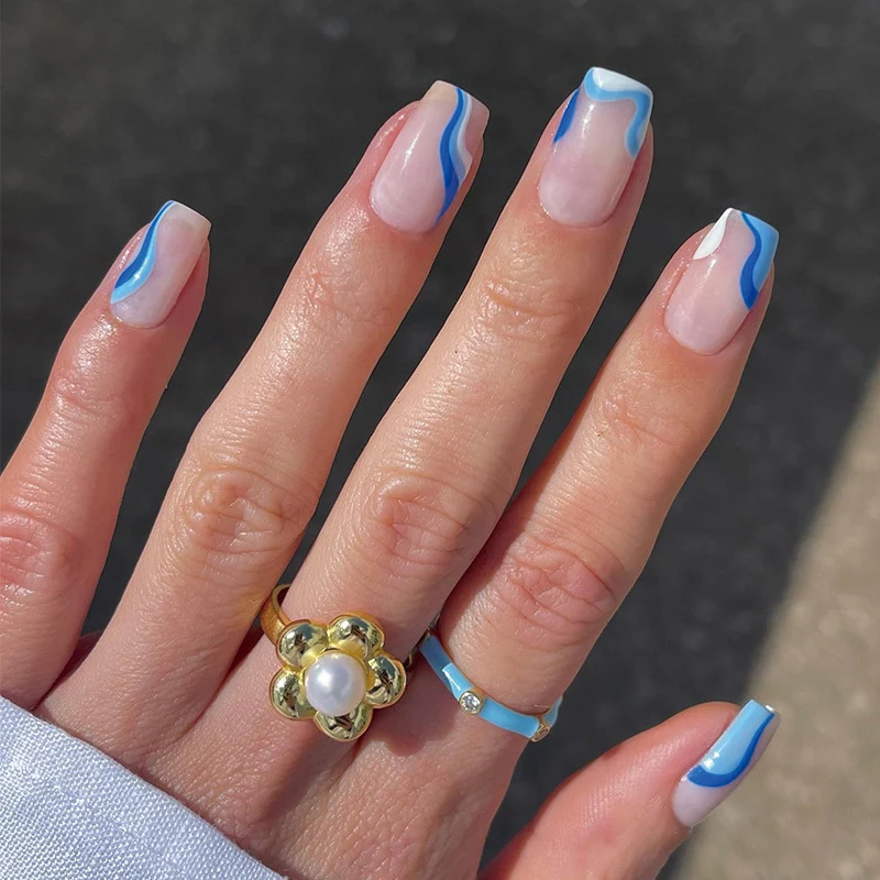 Kunstvolle Nagelkunst mit moderner Wellen-Design Karnz