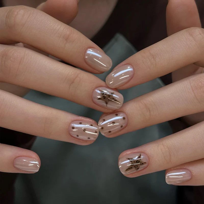 Kunstvolle Nagelkunst mit modernem Muster Karnz