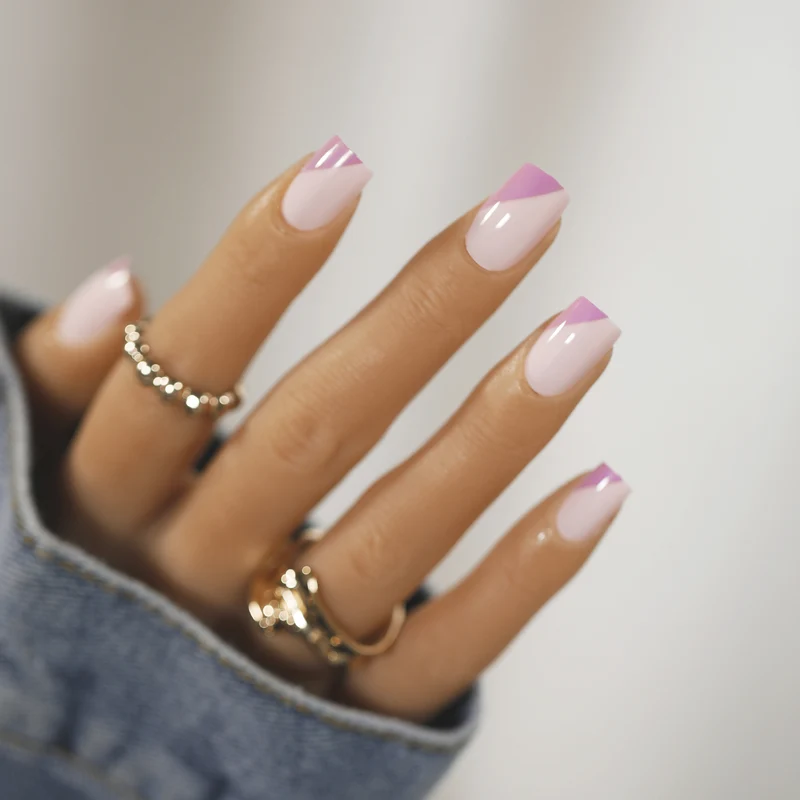 Kunstvolle Nagelkunst mit modernem French-Tip Design Karnz