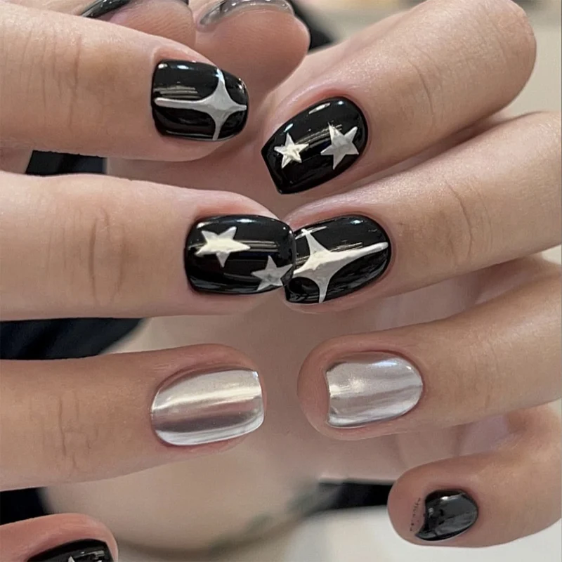 Kunstvolle Nagelkunst mit Metallic- und Sternenmotiven Karnz