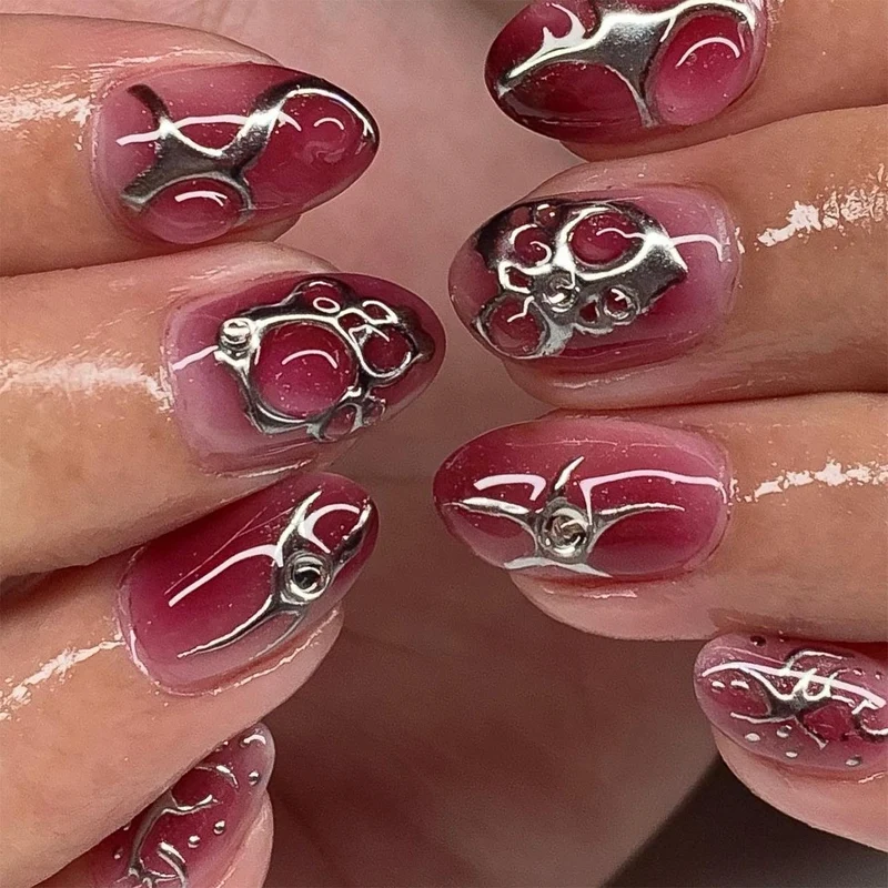 Kunstvolle Nagelkunst mit metallic Akzenten Karnz