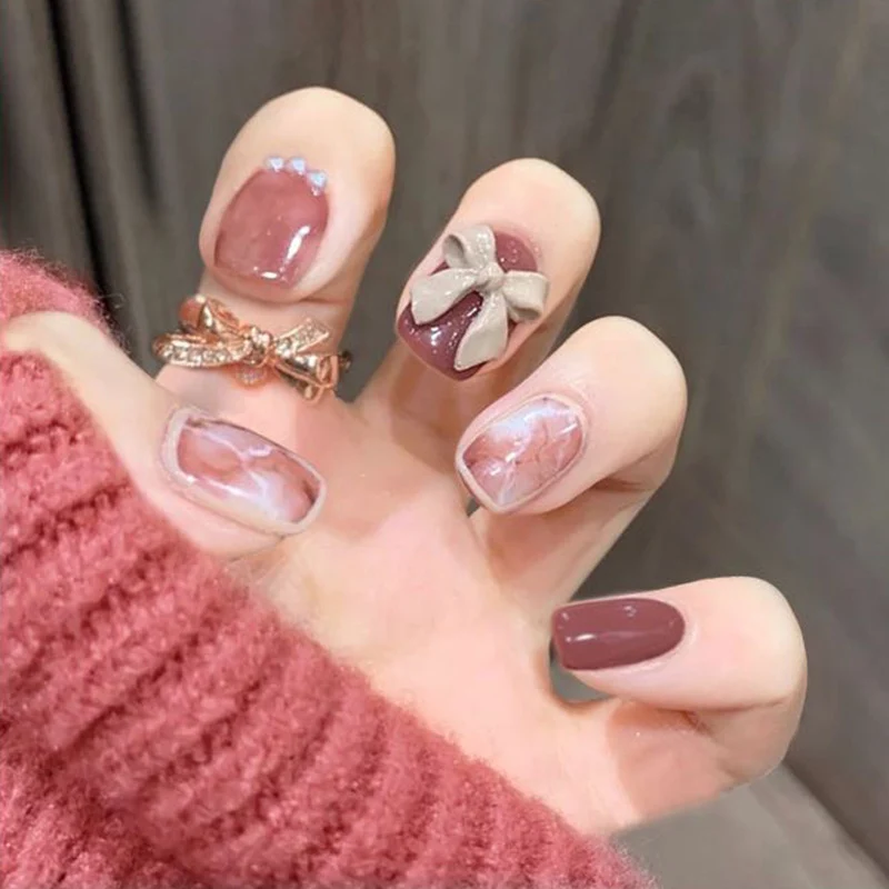 Kunstvolle Nagelkunst mit luxuriösen 3D-Schleifen und eleganten Akzenten Karnz