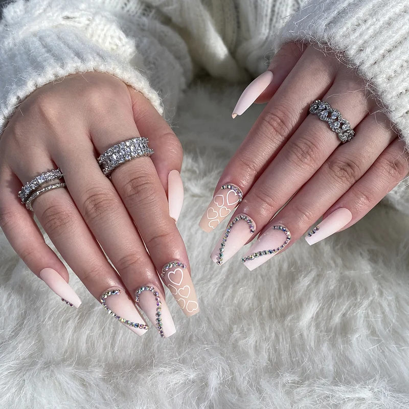 Kunstvolle Nagelkunst mit Liebesmotive Karnz